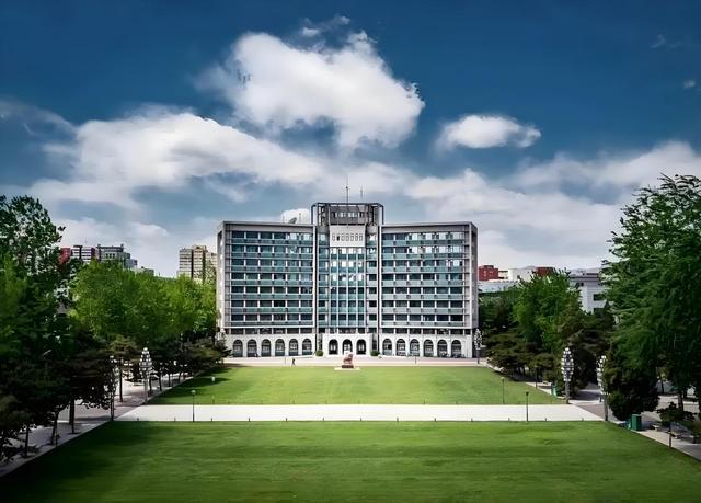 中国人民大学的经济学与法学_中国人民大学的经济学怎么样