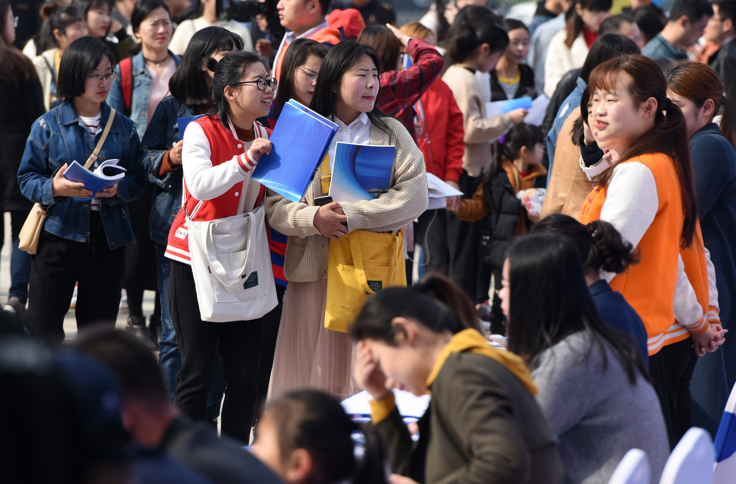 高考志愿填报的院校实习与就业服务_高考志愿填报手册看就业挑大学选专业